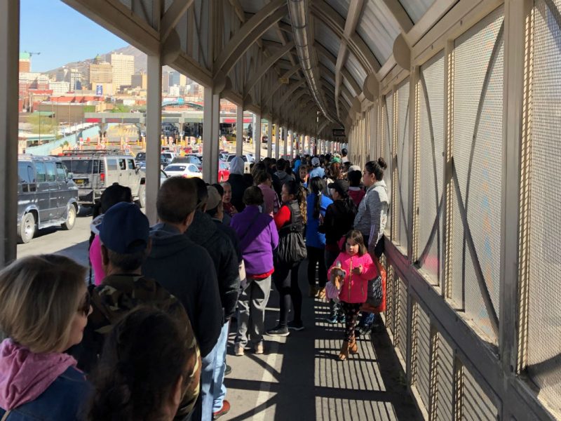 RONTERIZOS EN EL CARRIL PEATONAL DEL PUENTE PASO DEL NORTE EN ESPERA DE CRUZAR A EL PASO, TEXAS. FOTOGRAFÍA: LA VERDAD
