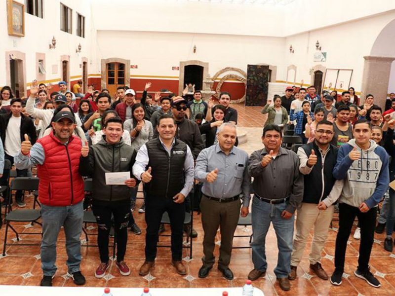 Programa 2x1 Trabajemos Unidos con los Migrantes entrega 10 mil pesos a 100 jóvenes universitarios