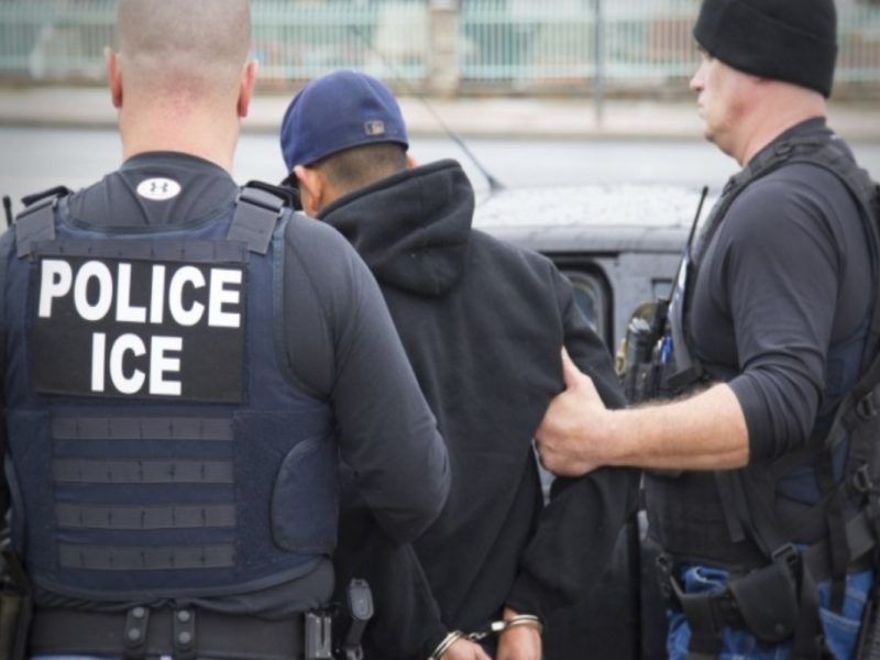 ICE detiene a 250 estudiantes tras tenderles una trampa en universidad en Detroit