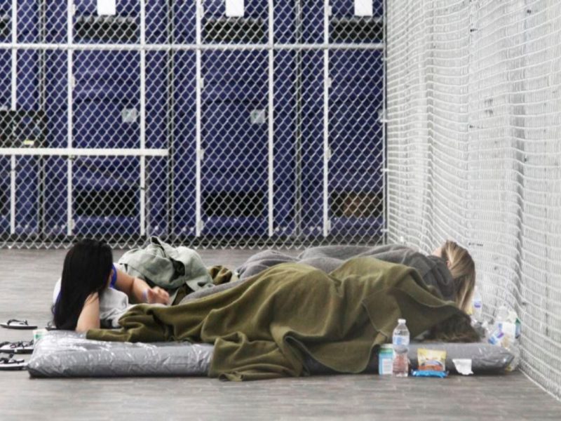 Migrantes detenidos en una jaula con aire acondicionado en un centro de detención de la Patrulla Fronteriza en Tornillo, Texas, el jueves 15 de agosto de 2019.