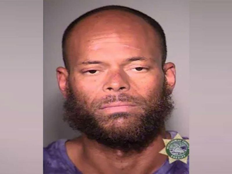 Denson III tendrá que escribir un ensayo de 500 palabras donde expliqué las dificultades que los migrantes pueden tener cuando llegan a Estados Unidos.