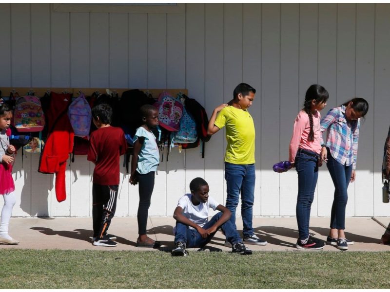 Niños refugiados de todo el mundo están aprendiendo inglés y las costumbres del aula estadounidense que necesitan para tener éxito en las llamadas escuelas para recién llegados.