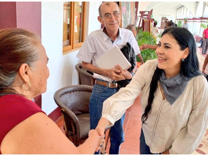 La directora general del IOAM, Aída Ruiz García, recalcó que esta dependencia proporciona gratuitamente la asesoría para quienes quieran acceder a Guelaguetza Familiar.