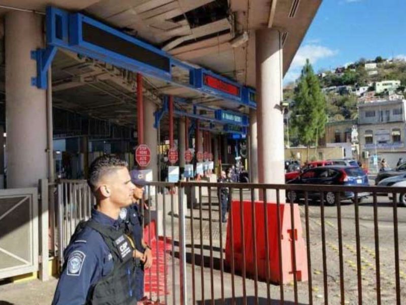 Solicitantes de asilo intentan entrar a EU por la garita de Nogales, Arizona