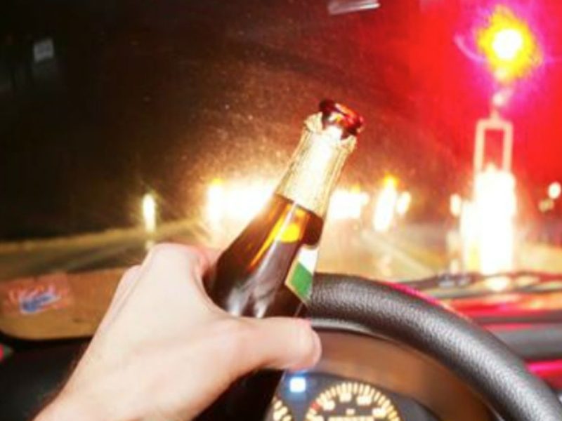 De acuerdo con USCIS manejar borracho o bajo la influencia de drogas o alcohol" incluye todos los delitos estatales y federales