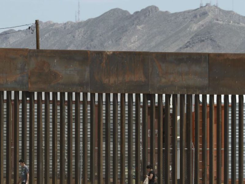 Juez David Briones bloqueó el plan de la administración Trump de pagar la construcción del muro fronterizo con el dinero reasignado del Departamento de Defensa.