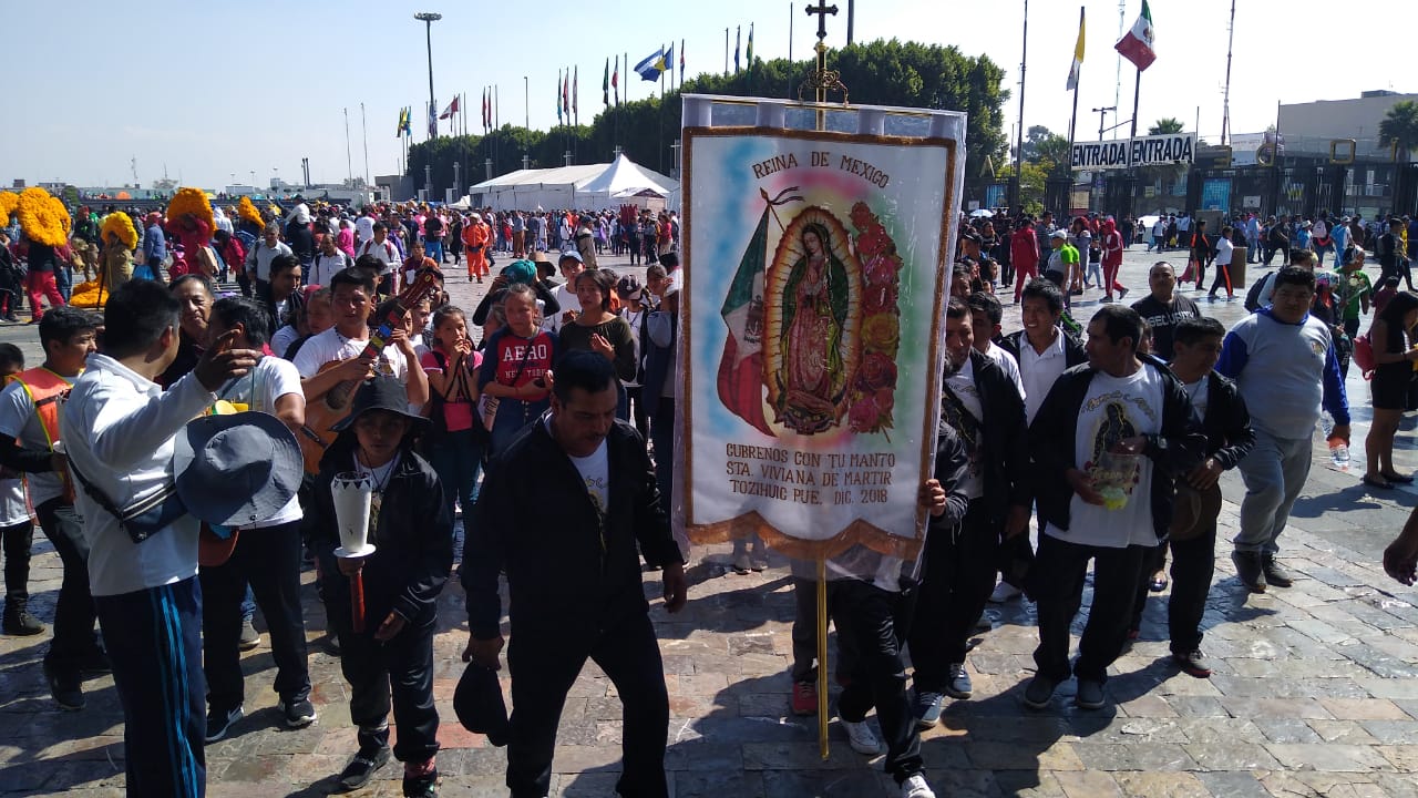 Peregrinos antes de entrar a la Basílica de Guadalupe