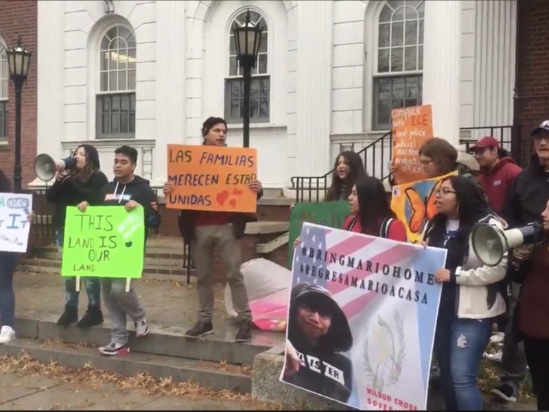 Estudiantes y profesores se solidarizan con estudiante detenido por ICE