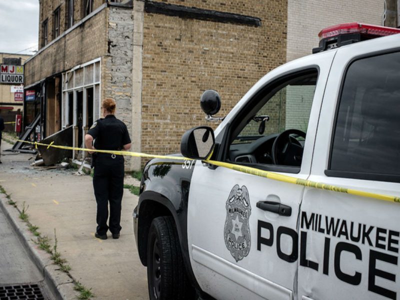 Milwaukee podría prohibir colaboración de policía local con ICE