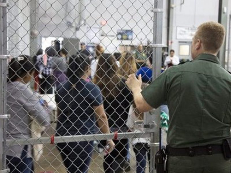 Si el caso procede, podría permitir que 10 mil migrantes detenidos y muchas más que han sido deportadas obtengan compensación por los daños causados