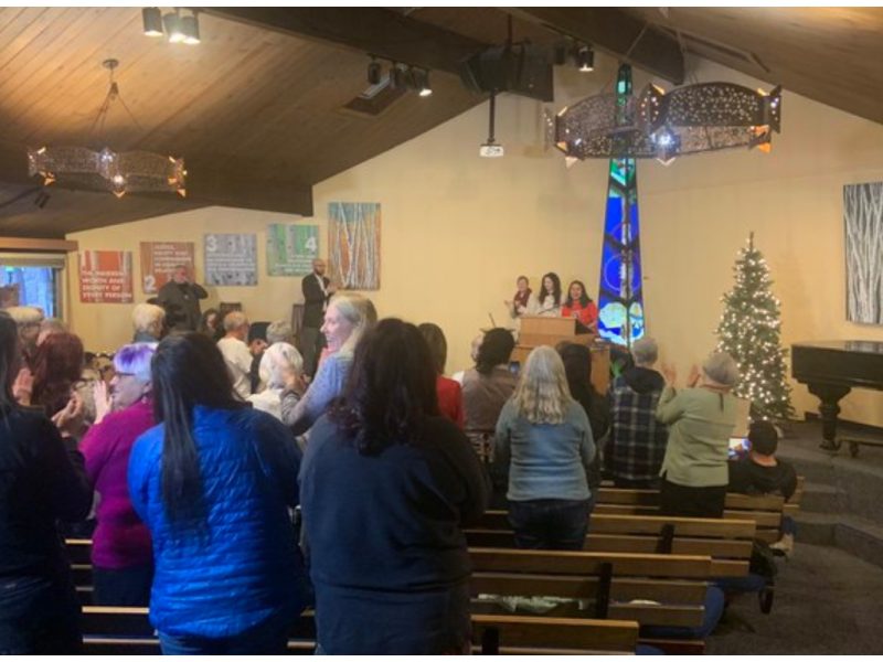 Latorre, migrante latina recibe regalo de navidad y reabren su caso migratorio