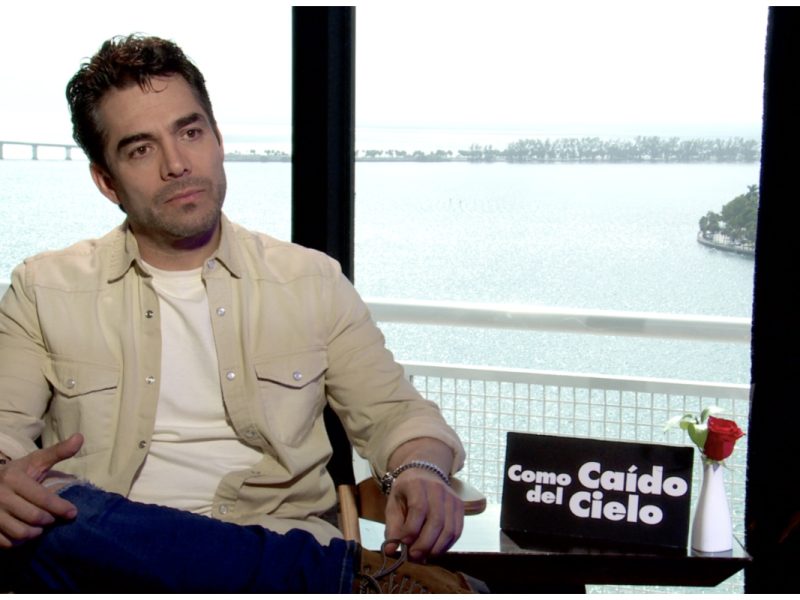 El actor Omar Chaparro que interpreta a Pedro Infante, durante la entrevista con la Voz de América en Miami (Foto: Antoni Belchi/VOA)