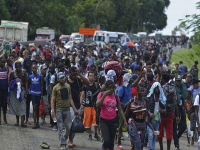 Migrantes caminan por la autopista 200 en ruta hacia Huixtla cerca de Tapachula, estado de Chiapas, México, el sábado 12 de octubre de 2019. Foto:AP/VOA