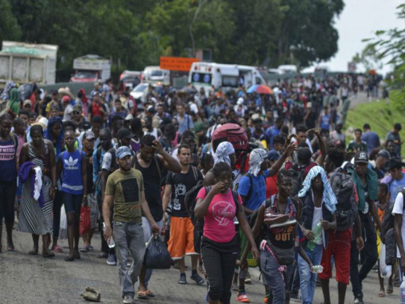 Migrantes caminan por la autopista 200 en ruta hacia Huixtla cerca de Tapachula, estado de Chiapas, México, el sábado 12 de octubre de 2019. Foto:AP/VOA