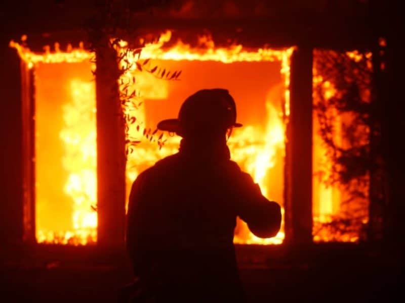 El incendio en Los Ángeles ha dejado a más de 17 mil personas sin electricidad Foto: Voz de América