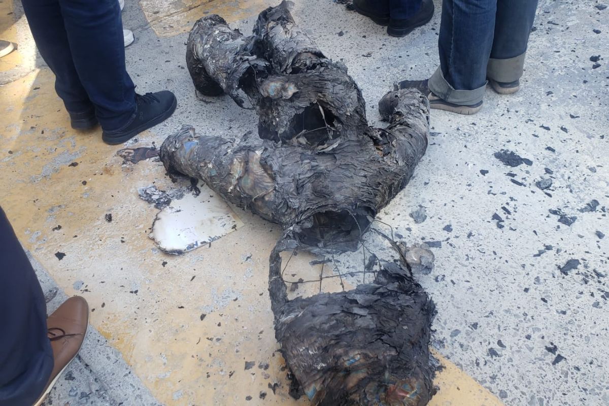 Sergio Tamay de la organización Angeles Sin Fronteras se manifestó quemando una piñata para exigir un alto a los abusos policiacos a migrantes.