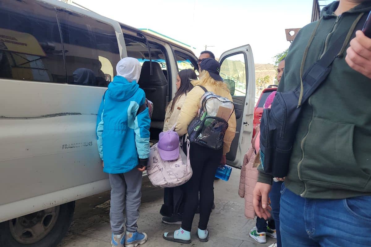 Un día después de la suspensión de  CBP One, siguienron llegando familias a la garita El Chaparral, algunas personas desconocían la situación.