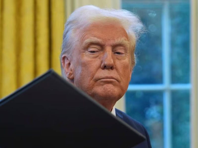 Trump frena fondos para inmigrantes con la firma de nuevas órdenes mientras viajaba desde Florida a Washington.