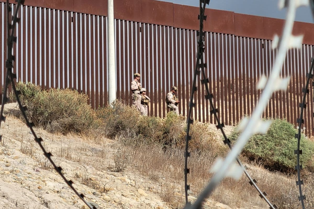Te mostramos imágenes de los militares estadounidenses que resguardan la frontera con México en el área de Tijuana.
