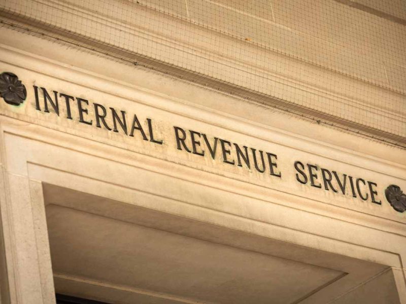 Migra presiona al IRS