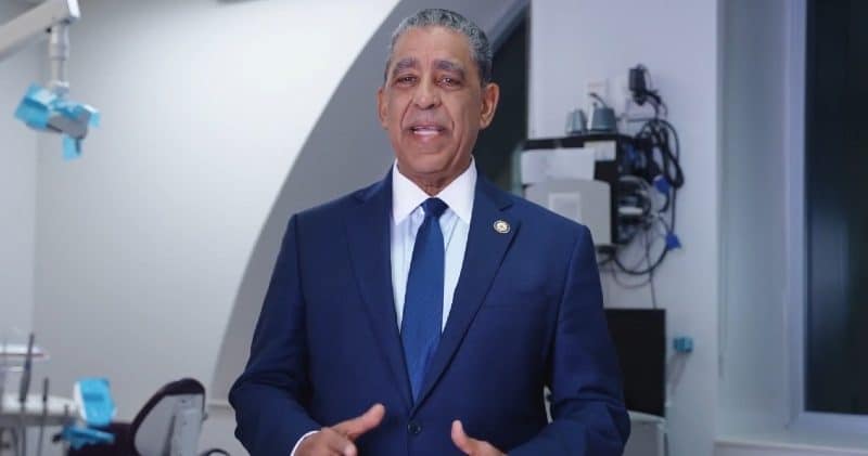 Adriano Espaillat le responde a Trump