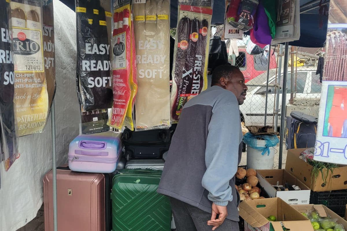 La comunidad haitiana encontró en el mercado sobreruedas de la Zona Norte, en Tijuana, la forma de se económicamente activa.