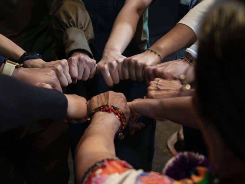 Grupo de teatro espontáneo de la obra "Identidades migratorias: poéticas del desplazamiento" donde participó Clara l Foto: Mónica García