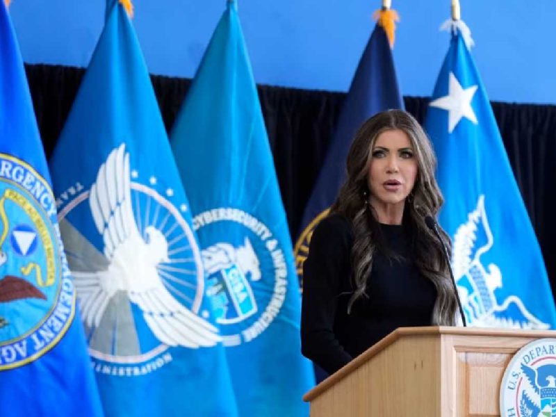 Kristi Noem, la secretaria de Seguridad Nacional designó a un nuevo director interino de ICE ante el retraso de deportaciones