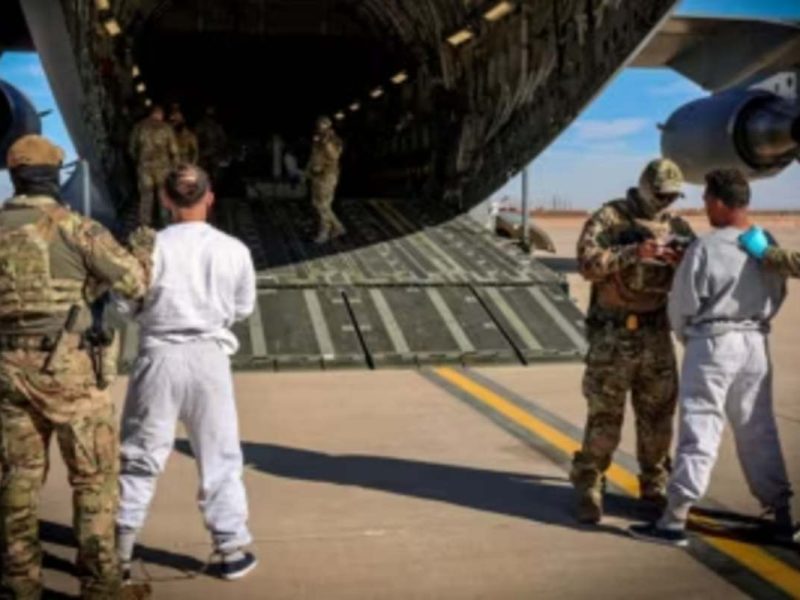 Foto: Voz de América l migrantes detenidos enviados a Guantánamo.
