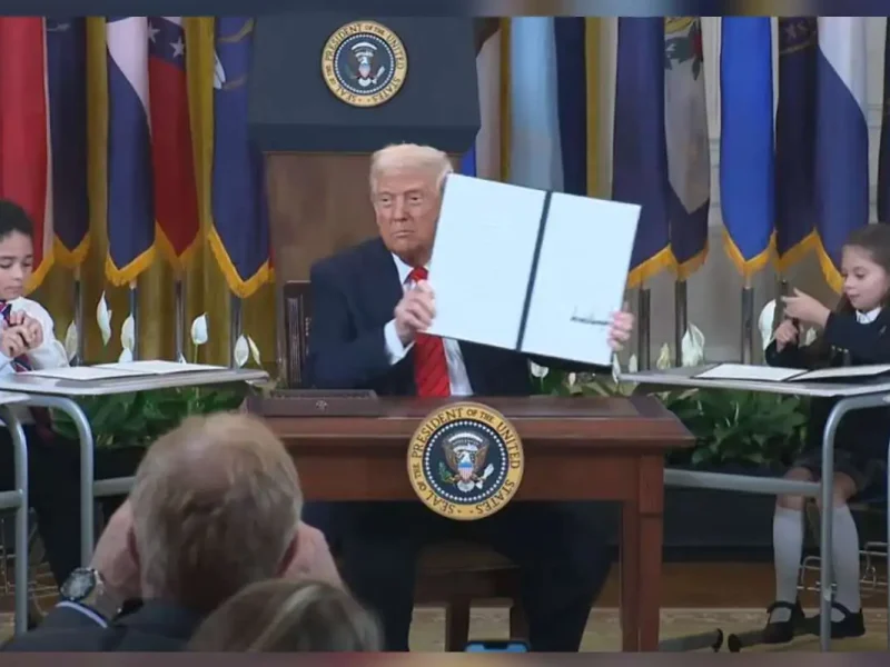 Donald Trump firma orden ejecutiva contra ciudades santuario