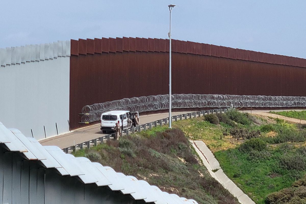 La seguridad en el Parque de la Amistad ha cambiado con la instalación de alambre de púas por parte del ejército de Estados Unidos.