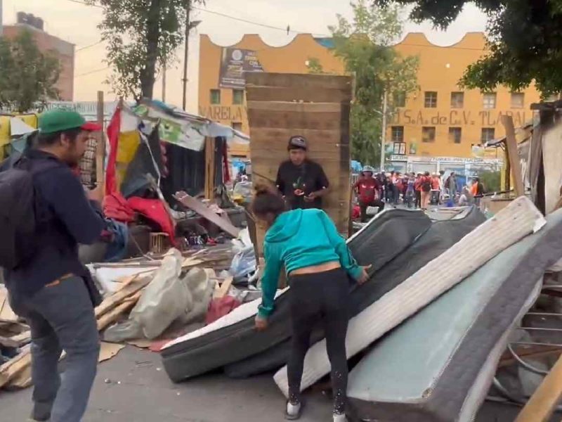 Retiran campamento migrante en la Plaza de la Soledad ubicado al lado de la Parroquía de Santa Cruz y Nuestra Señora de la Soledad