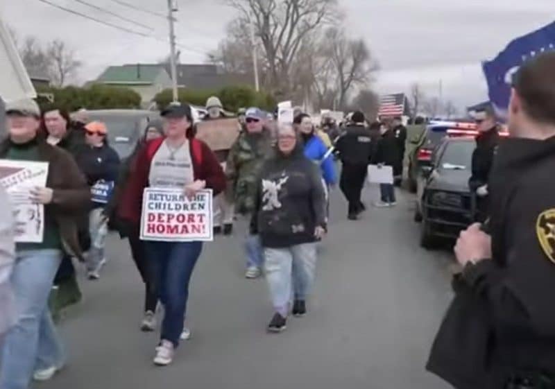 Familia detenida en Nueva York es liberada después de pasar 10 días en un centro de detención de ICE en Texas, la comunidad en Nueva York protestó exigiendo su liberación l Captura de pantalla