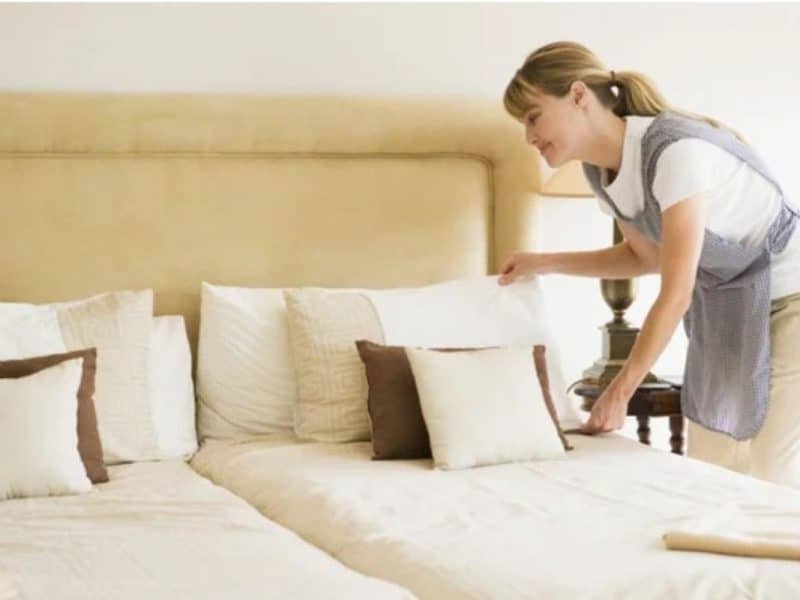 Trabaja como housekeeper en el Hotel Hampton Inn.