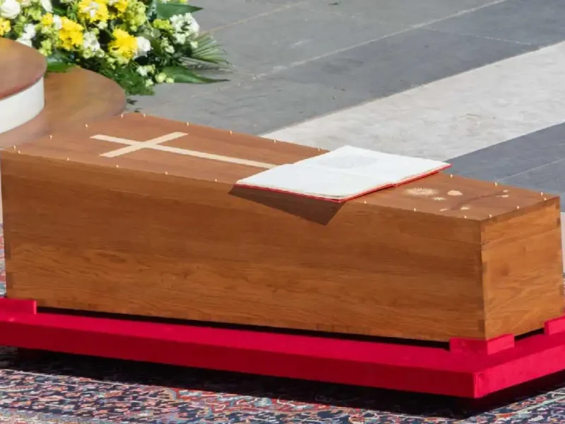 inscripción en el interior del ataúd del Papa Francisco