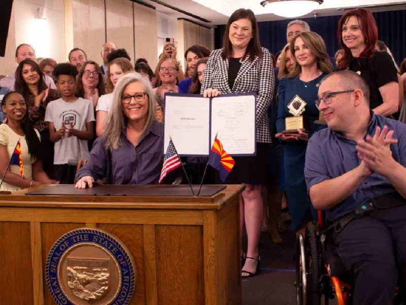 Arizona veta cuestionar estatus migratorio en hospitales | Foto: Katie Hobbs X