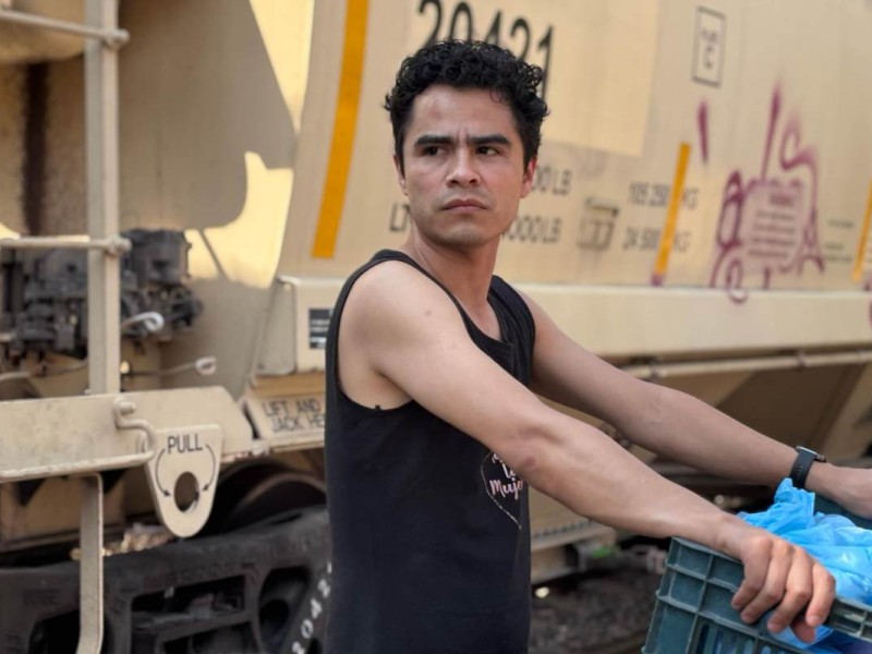 Uriel Guzmán dejó las aulas de matemáticas para dedicar su vida a ayudar a migrantes en Veracruz con "Las Patronas". Su compromiso y corazón lo han llevado a representar esta causa en México y el mundo | Foto: Cortesía