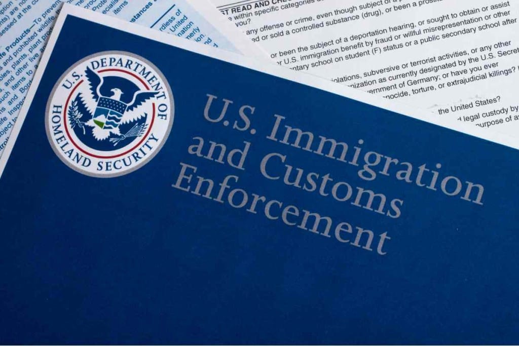 La imagen actual no tiene texto alternativo. El nombre del archivo es: USCIS-modifica-su-reglamento-sobre-edad-de-menores.jpg