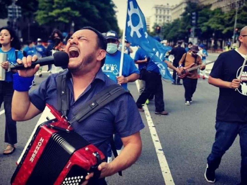 Omar León tiene 49 años de edad y desde el 2000 es integrante de la banda Jornaleros del Norte | Foto: Cortesía