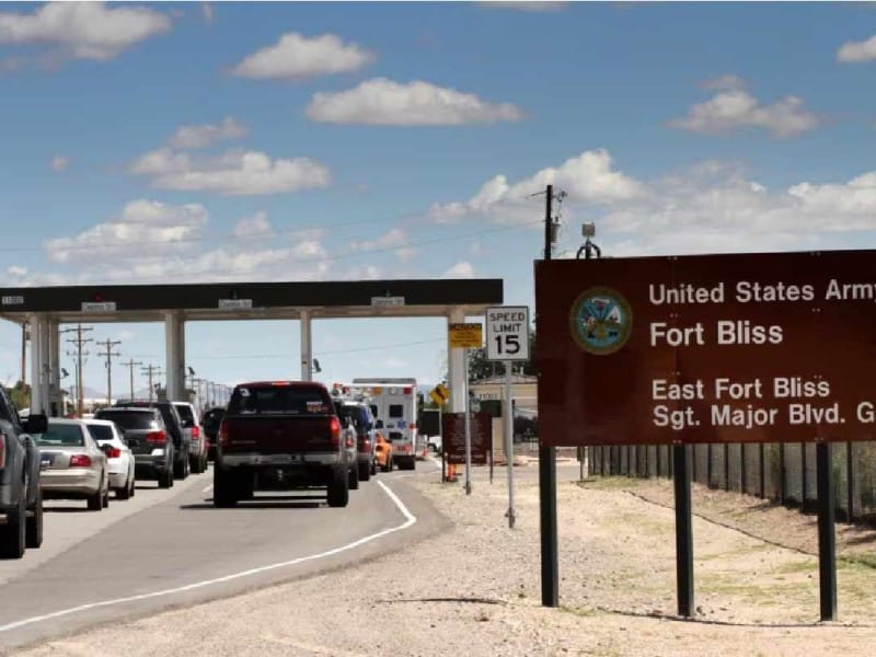 Llegan los primeros migrantes a Fort Bliss, se instalarán en casas de campaña | Foto: Voz de América