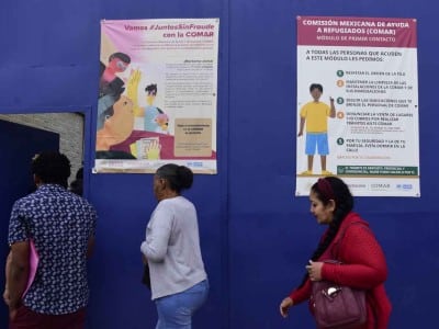 Si te encuentras en México y necesitas iniciar un procedimiento de solicitud de la condición de refugiado o darle seguimiento a tu trámite ante la Comisión Mexicana de Ayuda a Refugiados (COMAR), conocer sus horarios de atención y el sistema de citas es fundamental para evitar contratiempos. En este artículo te explicamos en detalle los horarios de atención de la COMAR, qué días trabaja, cómo agendar una cita oficial y qué alternativas tienes si no logras ser atendido el mismo día. ¿Cuál es el horario de COMAR y qué días trabaja? La COMAR opera en un esquema de oficina gubernamental federal. Por regla general, los horarios de atención al público en sus diferentes sedes son: Días de atención: De lunes a viernes (no laboran fines de semana). Horario general de atención: De 9:00 a.m. a 6:00 p.m. (el horario para la entrega de turnos o fichas matutinas suele ser entre las 8:00 a.m. y las 9:00 a.m. según la sede). Días inhábiles: La COMAR no atiende al público los días festivos oficiales marcados en el calendario mexicano, ni durante los periodos vacacionales del Gobierno Federal. Importante por sede: Las sedes con mayor afluencia de personas (como Tapachula, Ciudad de México, Tenosique o Tijuana) suelen abrir las filas de recepción de documentos muy temprano en la mañana. Se recomienda acudir con anticipación. ¿Cómo puedo sacar una cita en COMAR? Para la primera vez que acudes a solicitar asilo o refugio, el procedimiento para obtener una cita o ficha de atención depende de la delegación o módulo de COMAR en el que te encuentres: 1. Sistema de citas en línea o registro digital En algunas sedes o periodos de alta demanda, la COMAR habilita herramientas digitales para el prerregistro y asignación de citas. Debes verificar en su portal oficial o en las publicaciones de sus oficinas la disponibilidad del enlace de citas en línea. 2. Atención presencial y asignación de turno (Fichas) En la mayoría de las representaciones de la COMAR, la solicitud inicial se realiza de forma presencial: Preséntate en la oficina de COMAR correspondiente a la ciudad donde te encuentras. Acude en la mañana durante las primeras horas de recepción para solicitar una ficha o turno de atención para el mismo día o días posteriores. Presenta una identificación (pasaporte, documento de identidad de tu país de origen o constancia) y tus datos de contacto en México. ¿Qué requisitos o documentos llevar a tu cita? Para que tu atención en la COMAR sea ágil el día de tu cita o turno, asegúrate de llevar: Documento de identidad de tu país de origen (si cuentas con él). Fotografías tamaño infantil (según lo solicite la sede). Datos de contacto válidos en México (número de teléfono y correo electrónico). Información detallada de los familiares que te acompañan en la solicitud. ¿Qué hacer si no recibes atención en la COMAR? Dada la alta demanda de solicitudes de refugio en México, es posible que en algunas sedes haya saturación y no alcances ficha el mismo día. Si no recibes atención, considera los siguientes pasos y alternativas legales: 1. Solicitar apoyo a ACNUR o albergues aliados La Agencia de las Naciones Unidas para los Refugiados (ACNUR) y diversas organizaciones de la sociedad civil (albergues y comedores) cuentan con módulos informativos cerca de las oficinas de la COMAR para guiar a las personas en la obtención de turnos o acompañamiento legal. 2. Acudir a la Defensoría Pública Federal (IFDP) Si no te reciben la solicitud de refugio dentro del plazo legal o experimentas negativas injustificadas, puedes acudir a las oficinas del Instituto Federal de Defensoría Pública (IFDP). Un defensor público gratuito te asistirá para exigir el derecho a la recepción de tu trámite. 3. Recordar el plazo de los 30 días hábiles Horario de Comar