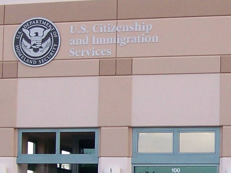 agentes de USCIS armados