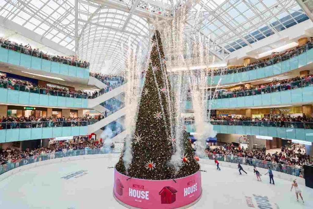 Snowday y Santaland Abren sus Puertas en Galleria Dallas para Festejar en Familia