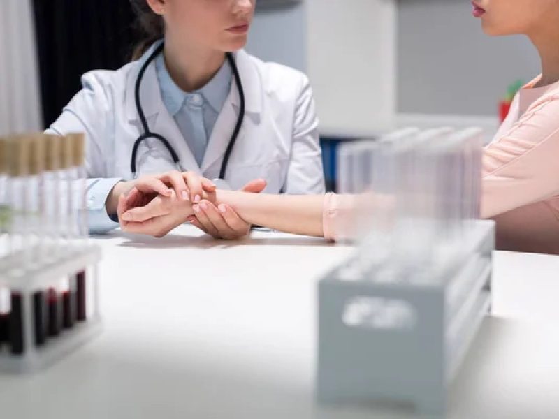 No, los inmigrantes indocumentados no tienen acceso a atención médica financiada por el gobierno federal