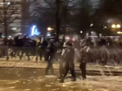 Agentes de ICE atacados con bolas de nieve