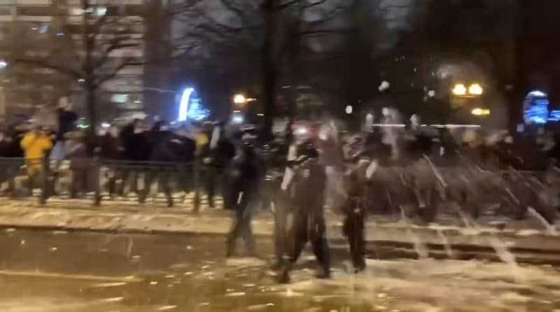 Agentes de ICE atacados con bolas de nieve