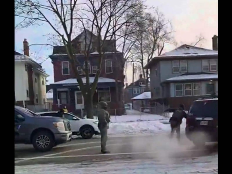 Vecinos compartieron el video que muestra cuando un agente del ICE mata a mujer en Minneapolis | Foto: Captura de pantalla