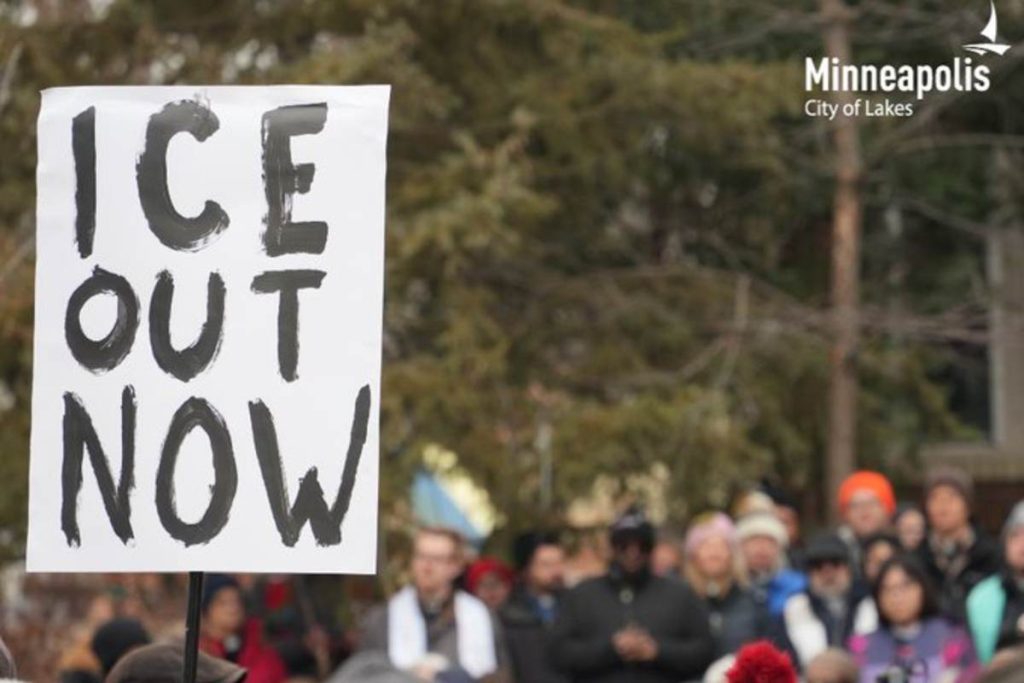 Bebé fue afectado por gas lacrimógeno tras operativo de ICE en Minneapolis