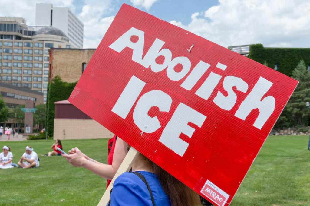 ICE prohíbe a sus agentes encarar a manifestantes en Minnesota