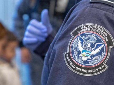 agente que vivía con una migrante